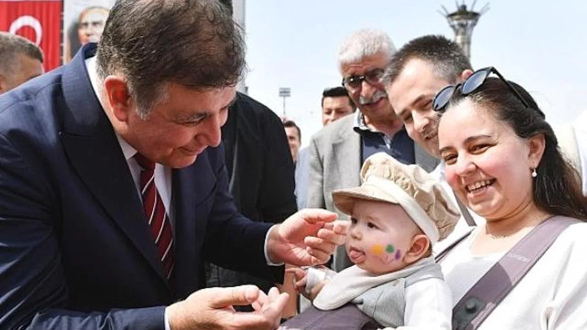 Başkan Tugay vadetti, uyguladı, yüzler güldü İzmirli kadınların "Anne Kart" mutluluğu