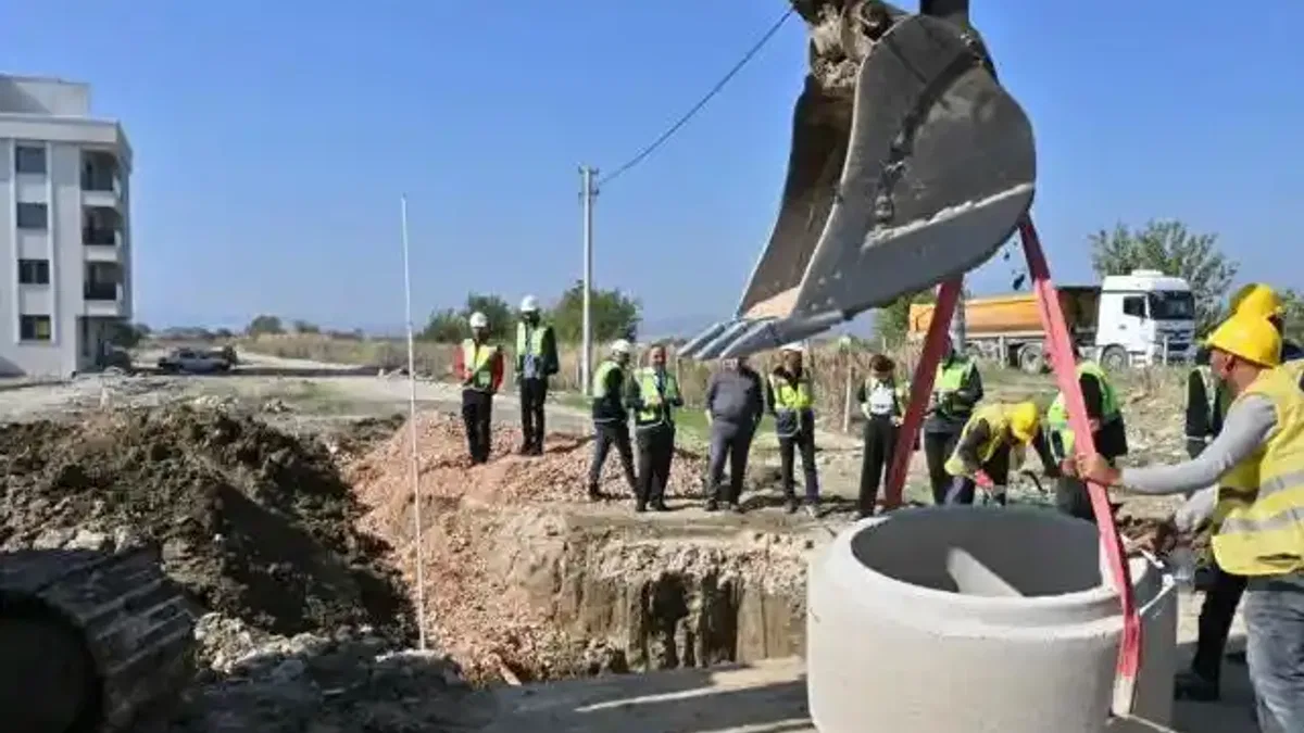 Manisa'da Muradiye'nin altyapısına ilk kepçe