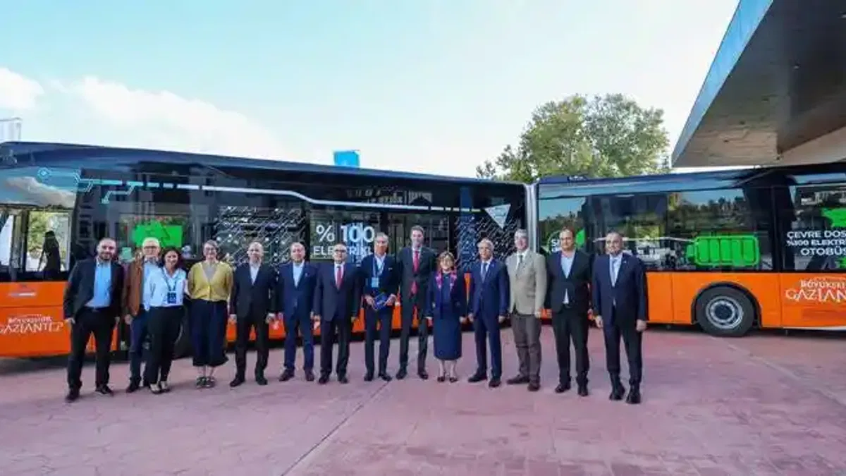 Türkiye’nin ilk 18 metrelik elektrikli otobüsü Gaziantep’te tanıtıldı