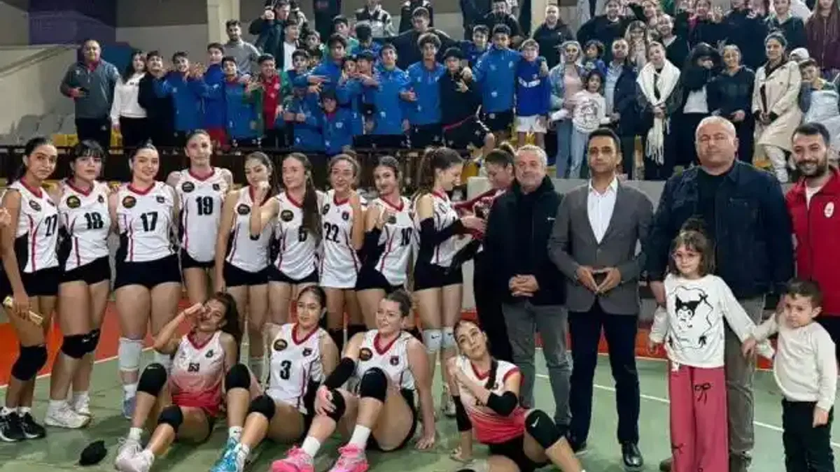 İzmir Çiğli'nin voleybol takımları ligin zirvesinde