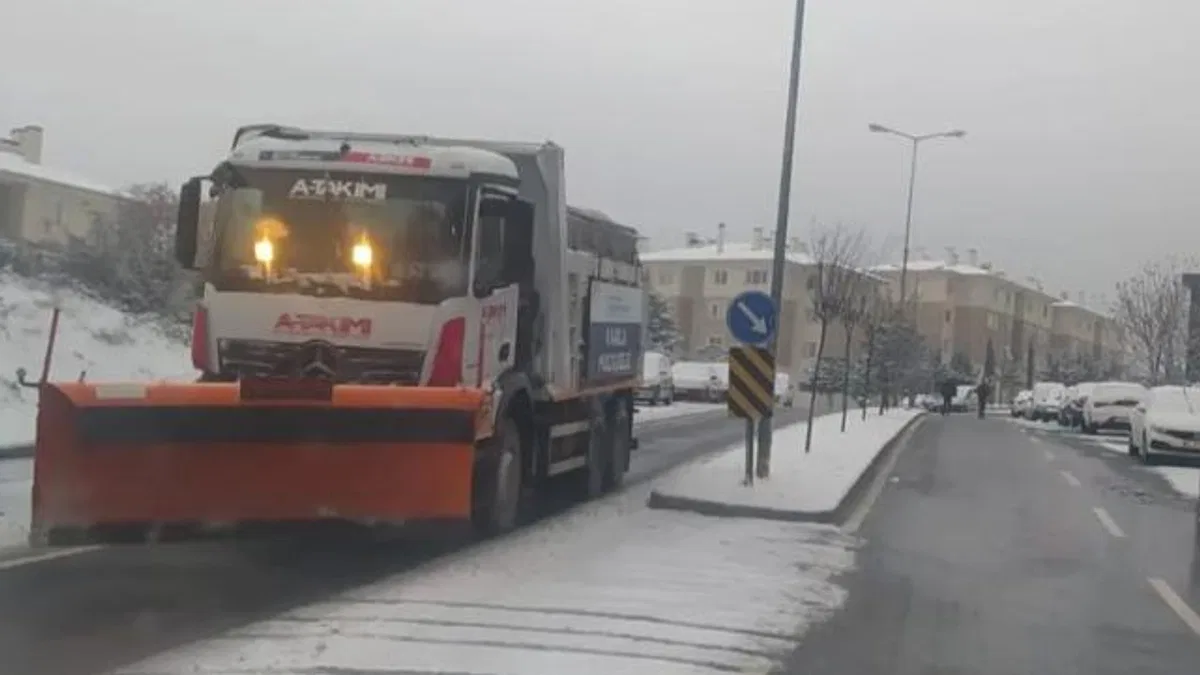 Kocaeli'de kar mesaisi sürüyor