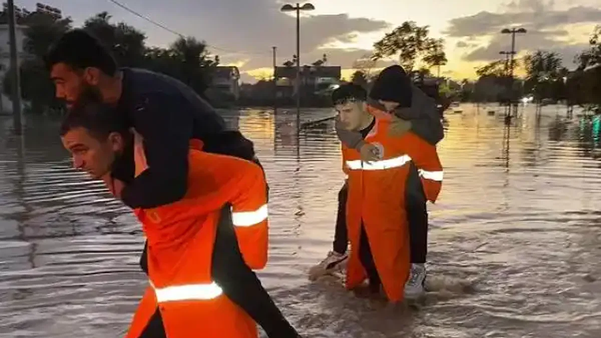 Büyükşehir ekipleri Manavgat'ta vatandaşın yanında