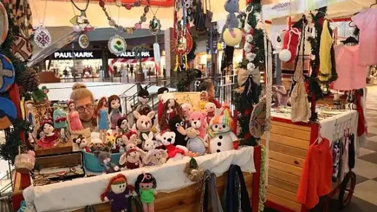 Bayraklı'nın üreten kadınlarından yılbaşına özel sergi