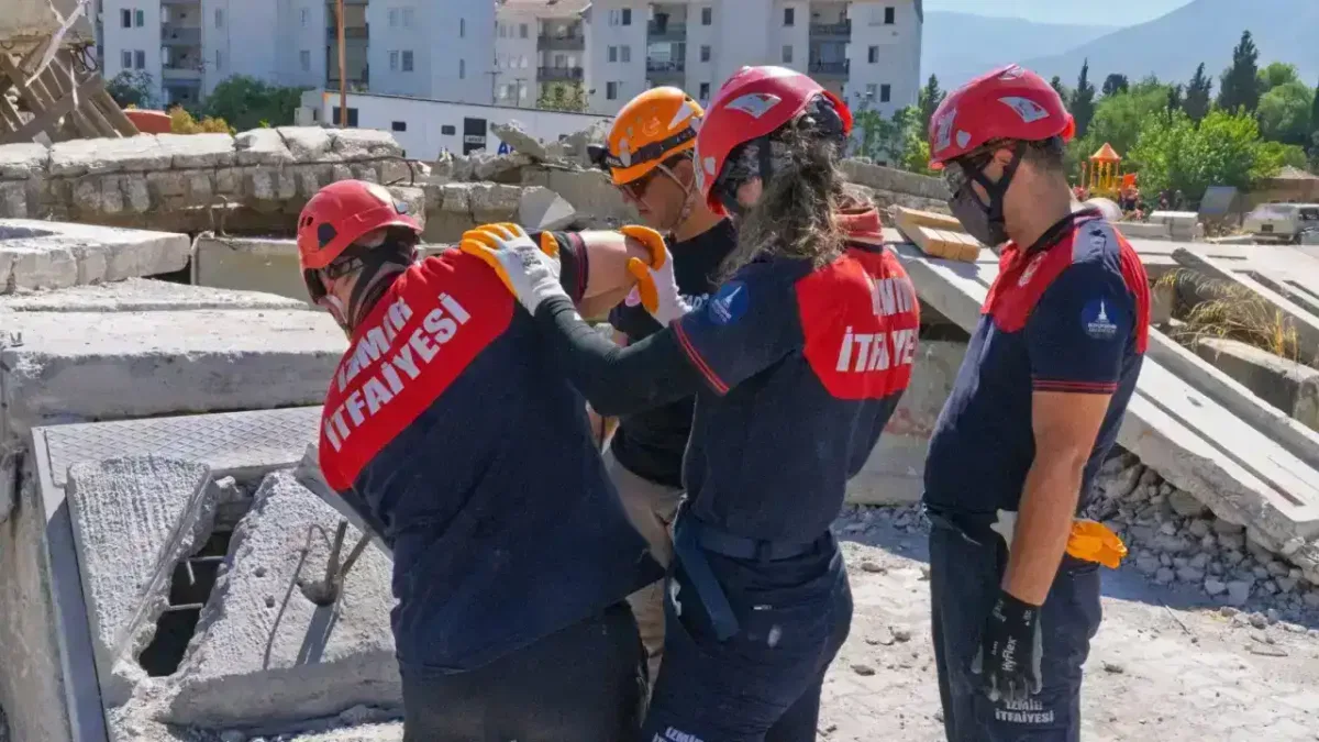 İzmir İtfaiyesi, AFAD akreditasyonu için ağır arama kurtarma eğitimini tamamladı