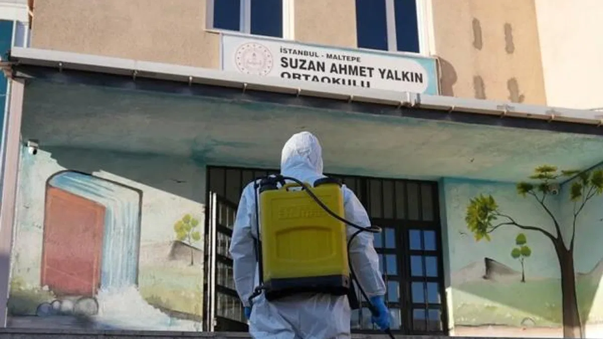 İstanbul Maltepe’de okullar dezenfekte ediliyor