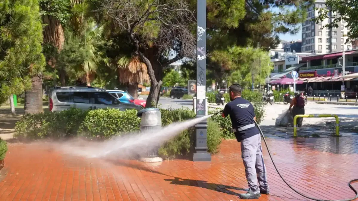 Maltepe'de toplu temizlik çalışmaları sürüyor