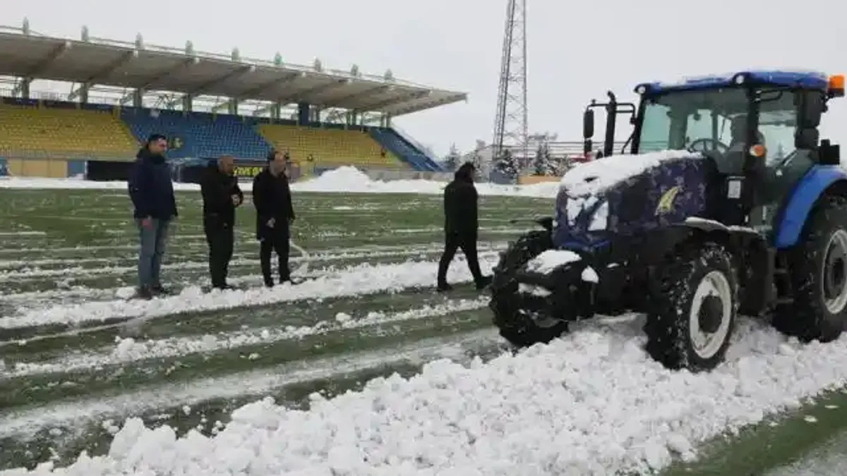 Ağrı'da müdür traktörle sahaya indi