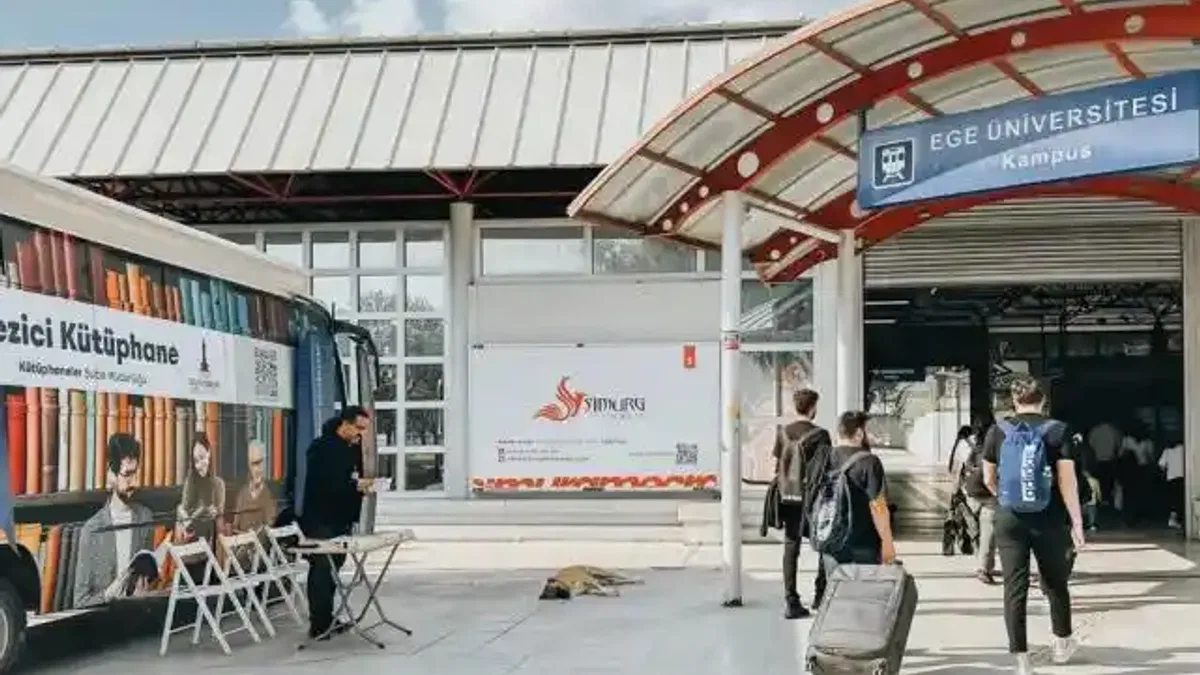 İzmir'de Gezici Kütüphane, Ege Üniversitesi Metro durağında