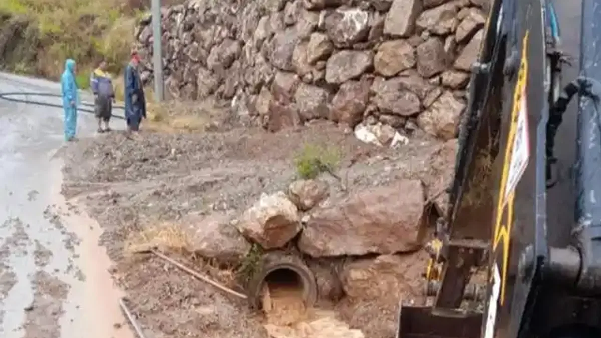 Antalya Büyükşehir yağışta da görevde