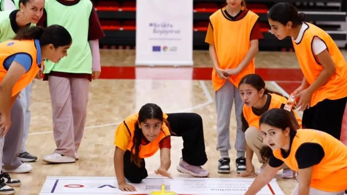 Antalya’da kız çocukları 'Floor Curling' ile tanışıyor