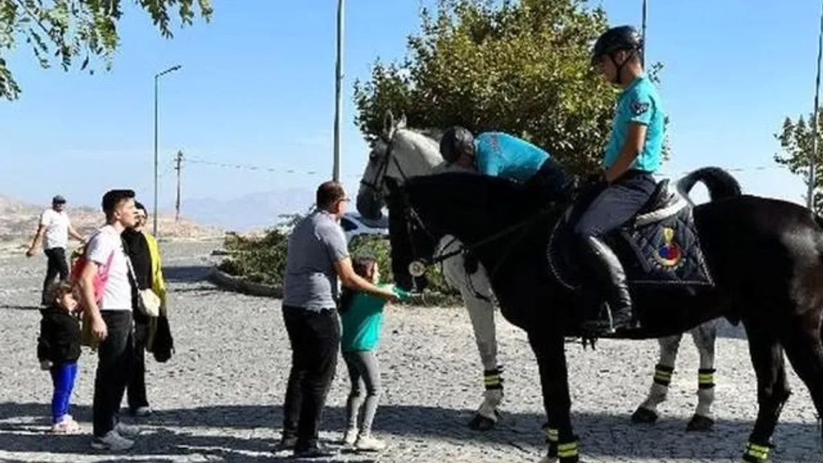 Elazığ'da Atlı Jandarma Timi'ne yoğun ilgi