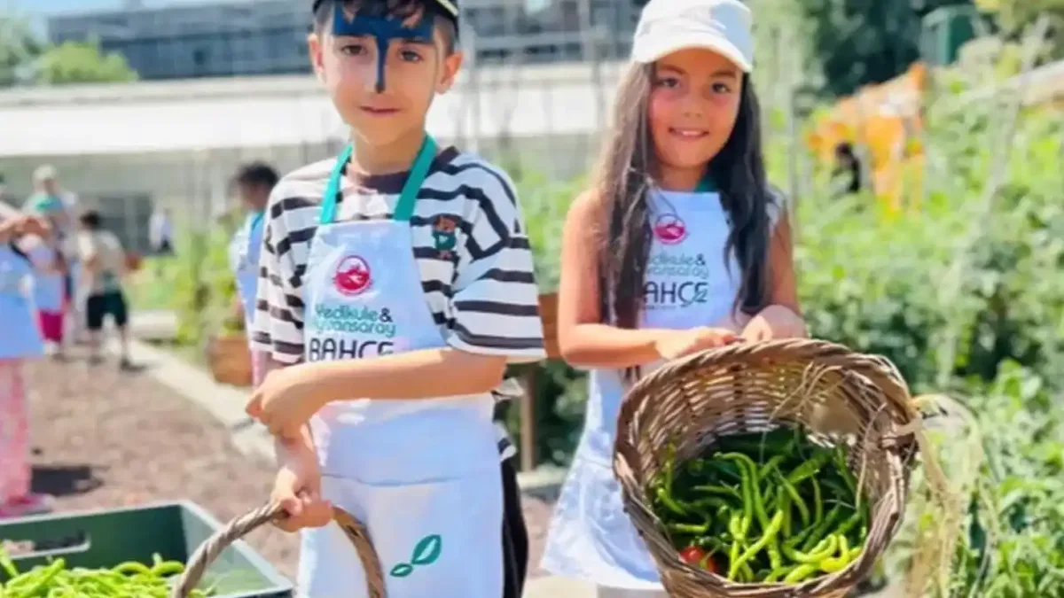 Çocukların bahçede hasat sevinci