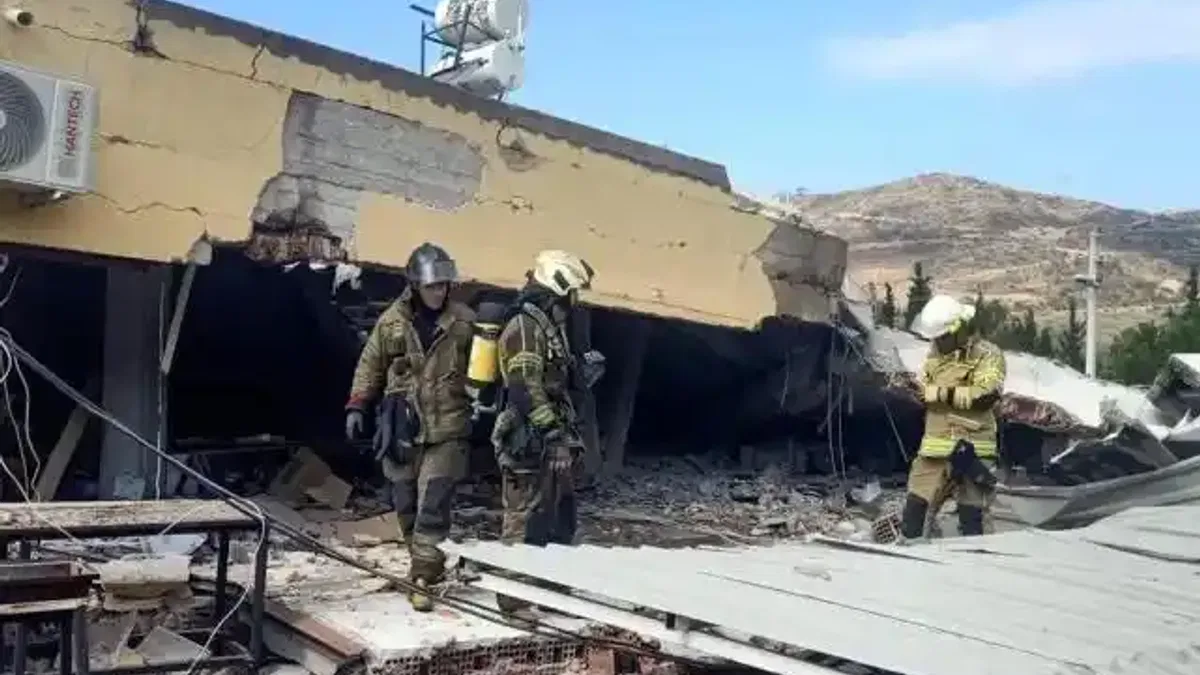 İzmir İtfaiyesi göçük altında kalan yurttaşı kurtardı