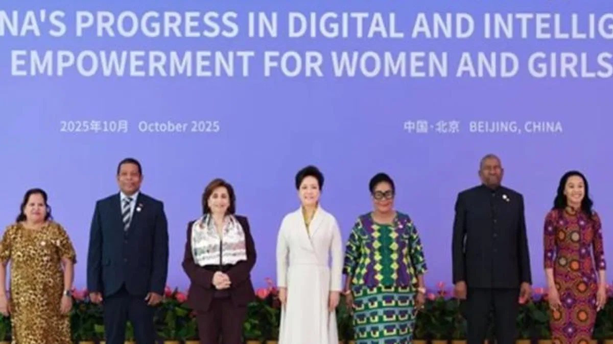 Peng Liyuan'dan kadınlar ve kız çocukları için teknoloji çağrısı