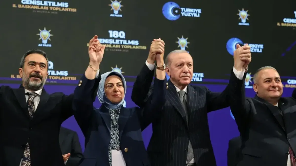 AK Parti’ye üç belediye başkanı daha katıldı... Rozetleri Erdoğan taktı