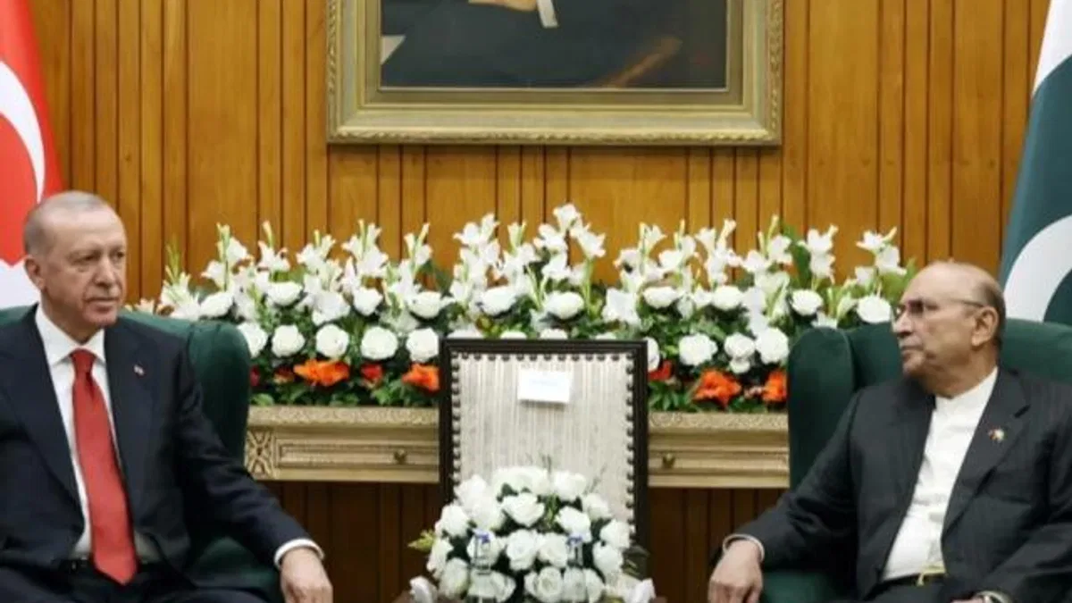 Cumhurbaşkanı Erdoğan, Pakistan'da mevkidaşı ile görüştü