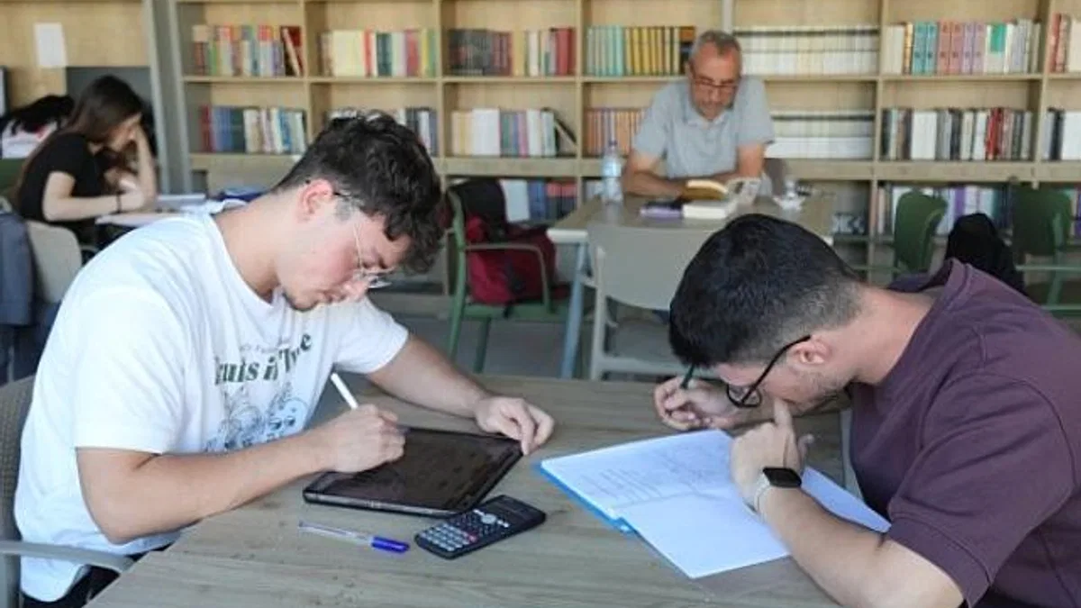 Bayraklı kütüphaneleri gençlerin hayallerine kapı açtı