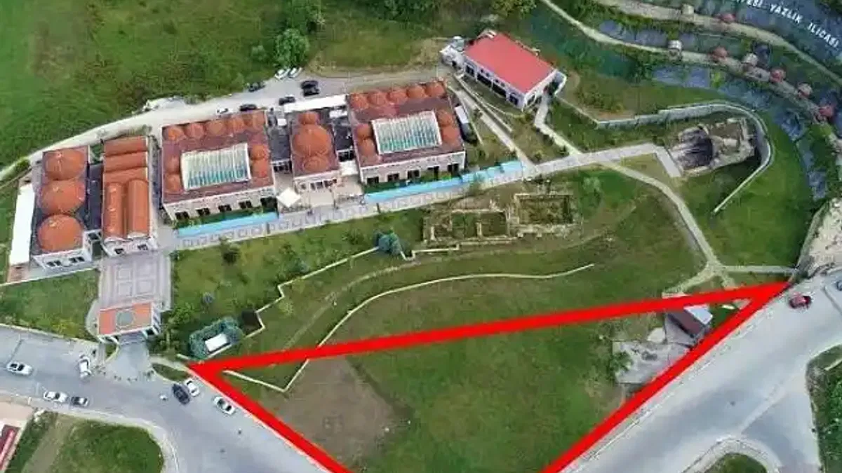 Gölcük Belediyesi'nden Yazlık'ta otel yapımı şartıyla yer satışı.
