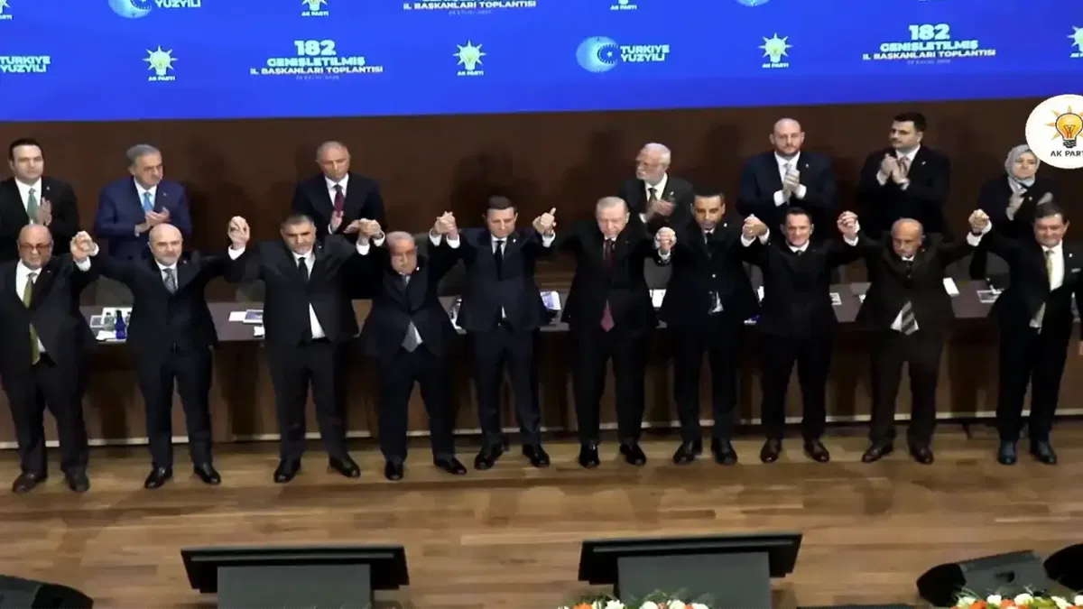 Dokuz belediye başkanı törenle AK Parti'ye katıldı