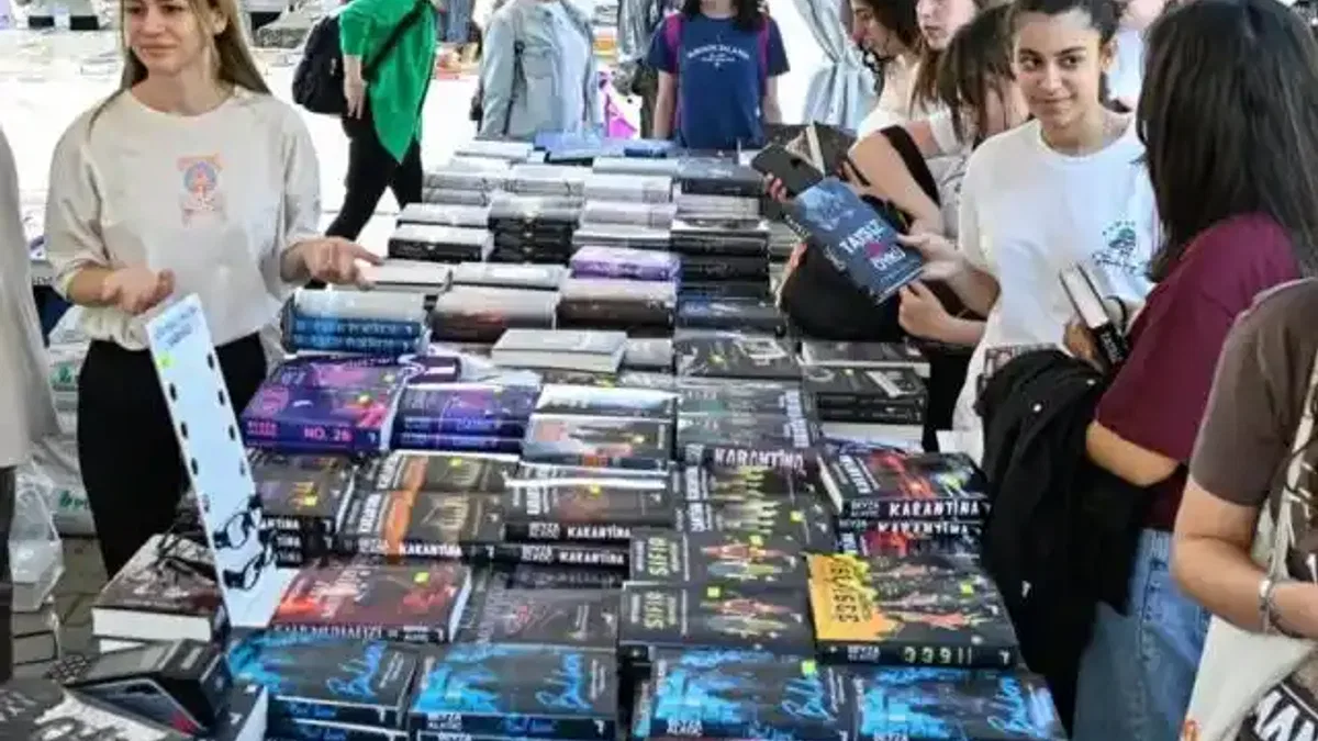 Edebiyatın usta isimleri İzmirli kitapseverlerle buluştu