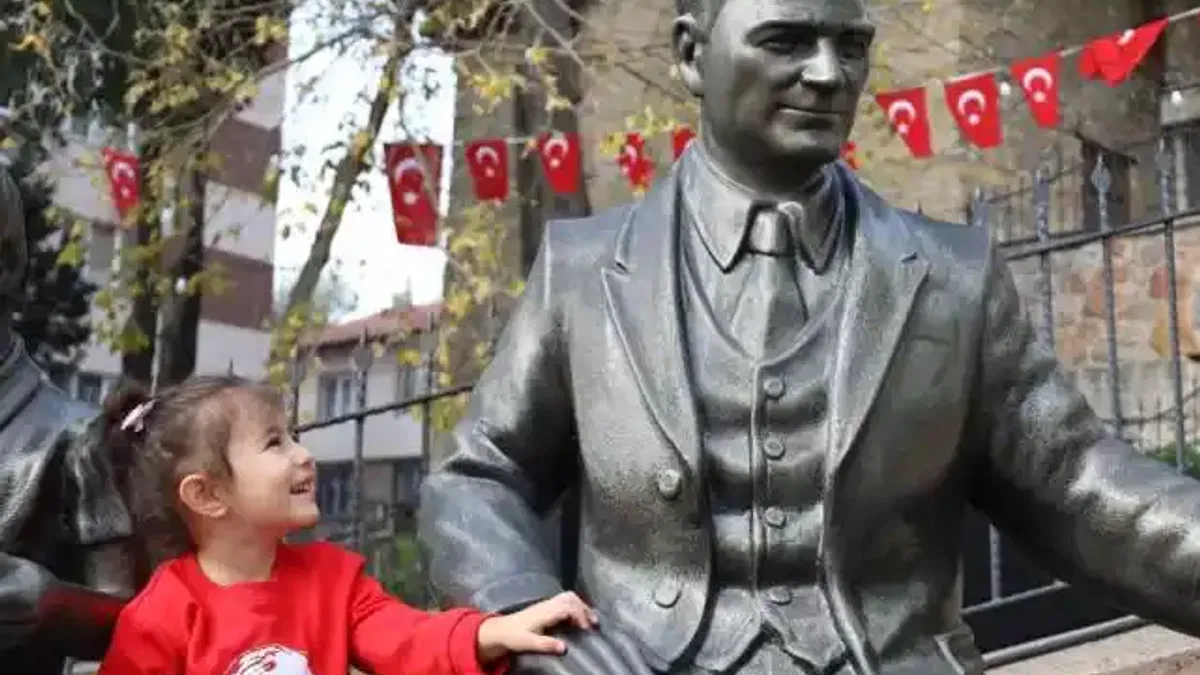 Kocaeli İzmit'te minik yüreklerden Ata’ya sevgi dolu anma