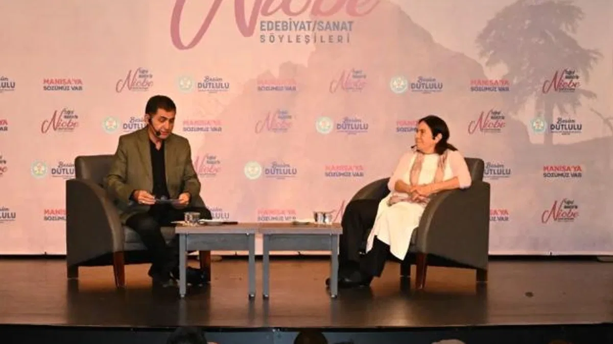 Latife Tekin Manisa'da sanatseverlerle buluştu