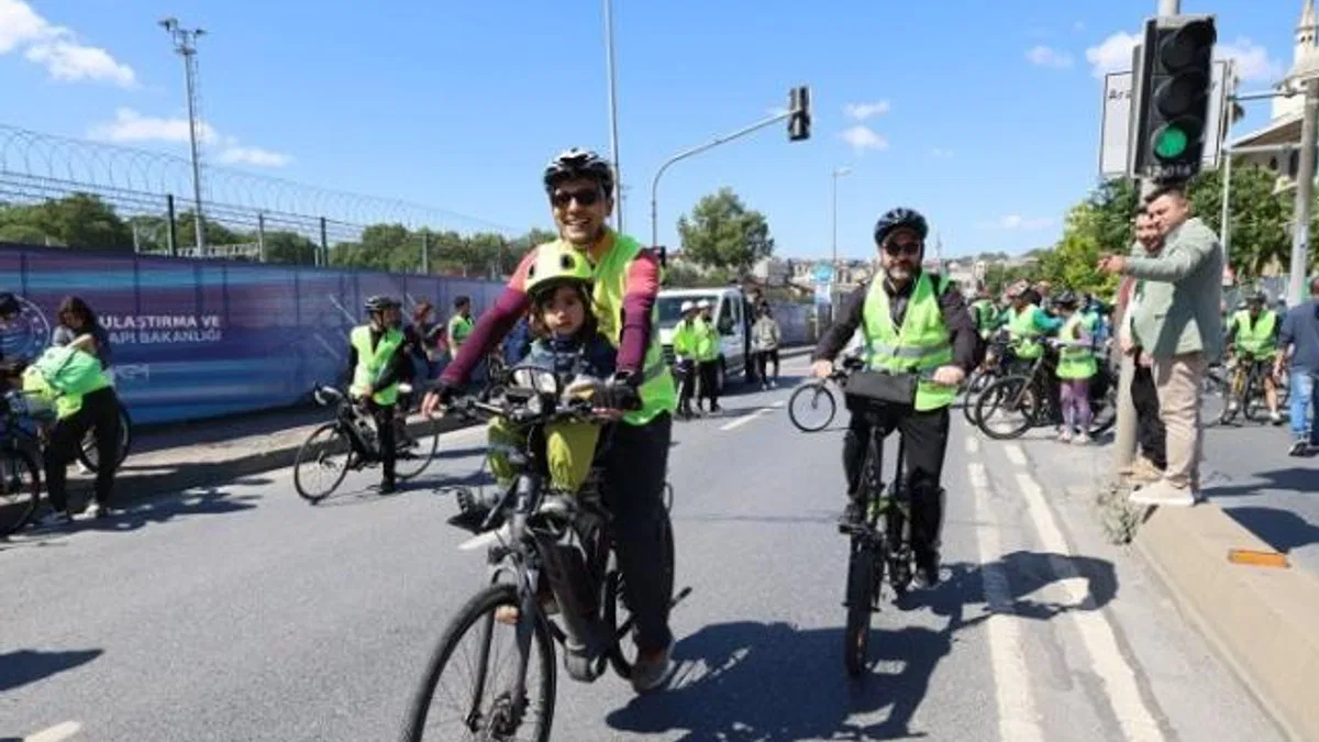Pedallar eş zamanlı çevrildi