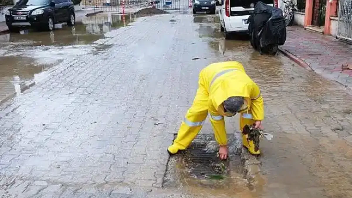 Başkan Topaloğlu turuncu kod verilen Kemer'de sahada