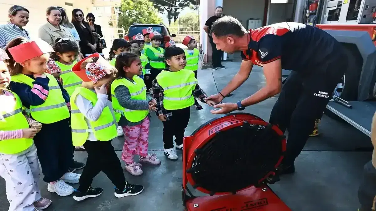 Efes Selçuklu minikler itfaiyecilik mesleğini yerinde öğrendi