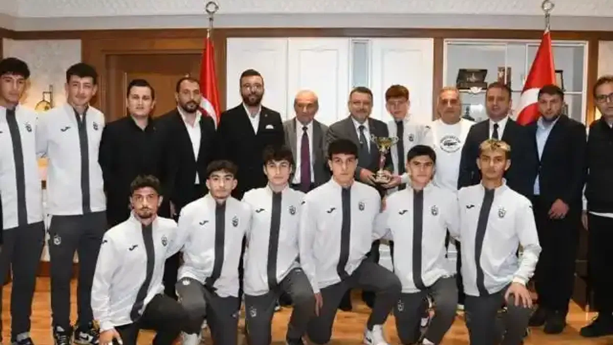 Başkan Genç’ten şampiyon öğrencilere tebrik