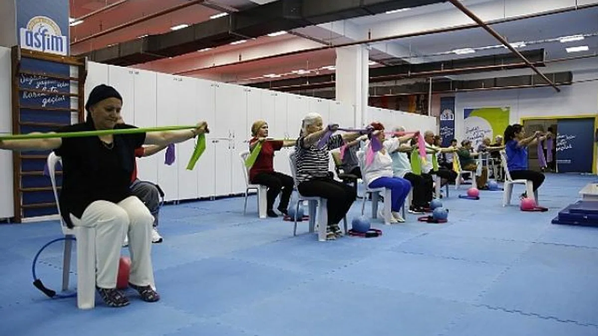 Parkinson Hastaları egzersizlerini ASFİM'de yapıyor