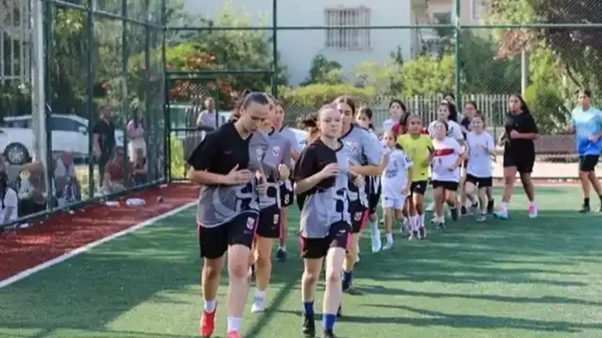 Başkentli kızlar sahaya indi