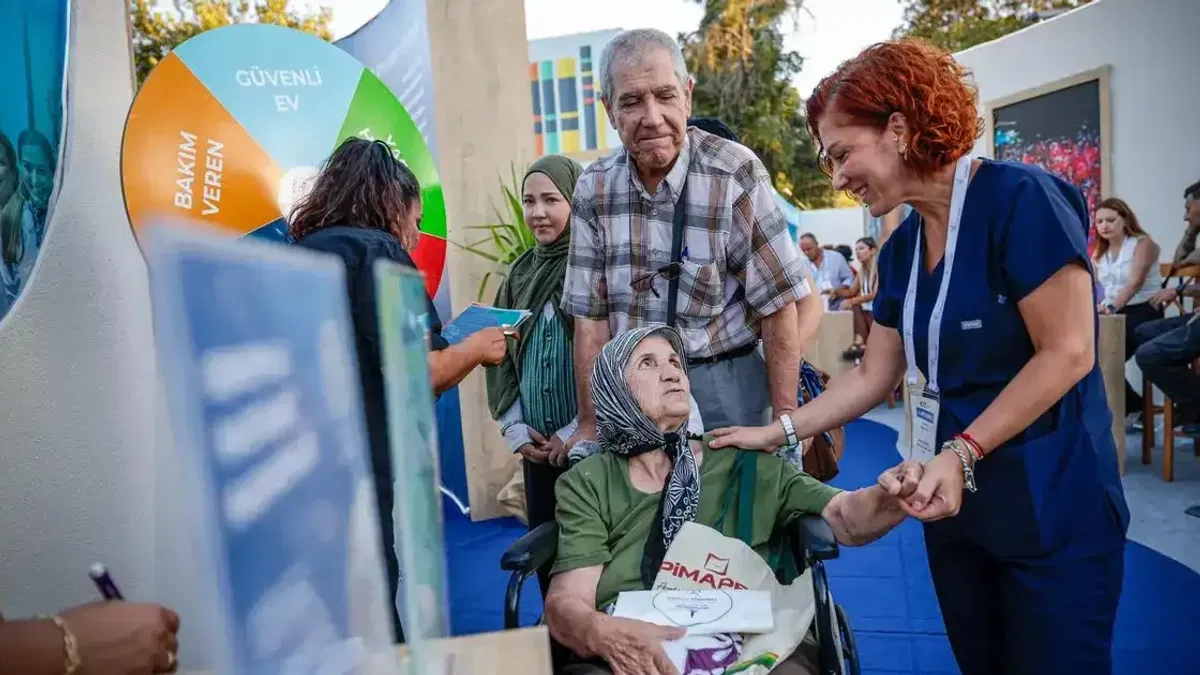 İzmir'de Belediye Sokağı'nın sağlık duraklarına ilgi yoğun