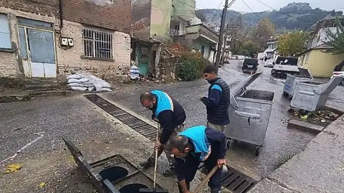 Büyükşehir ve MASKİ Ekipleri Siddetli Yağış ve Fırtınaya Karşı Sahada