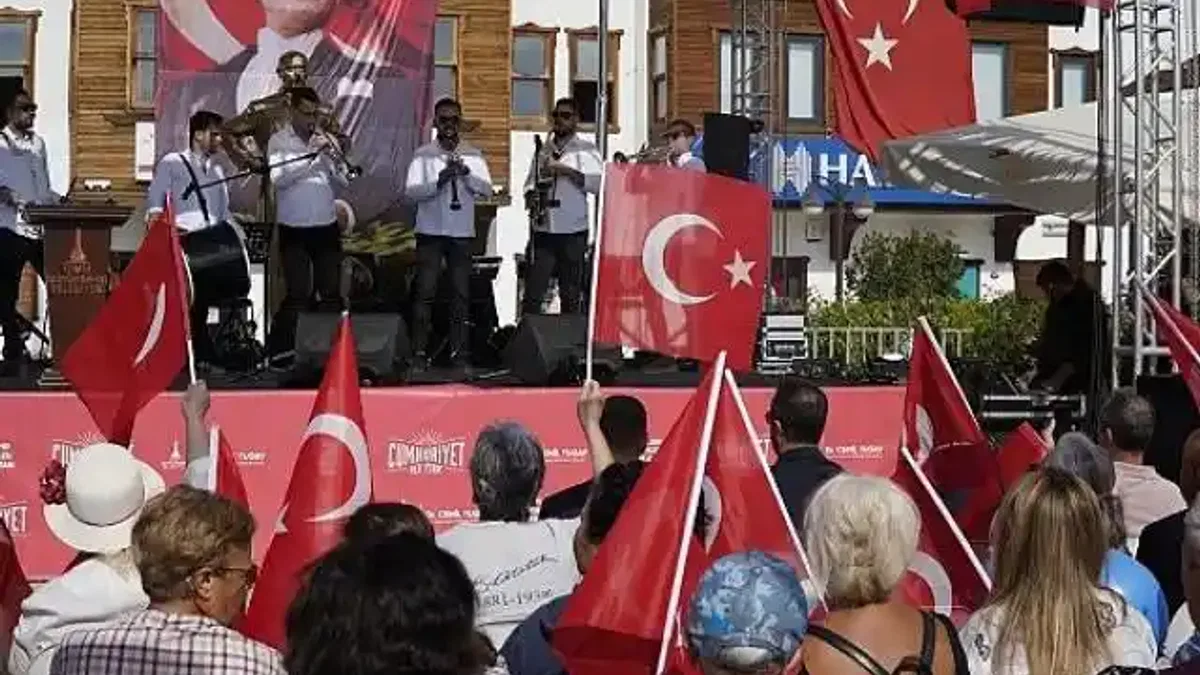 Menderes'te 7'den 70'e Cumhuriyet sevinci