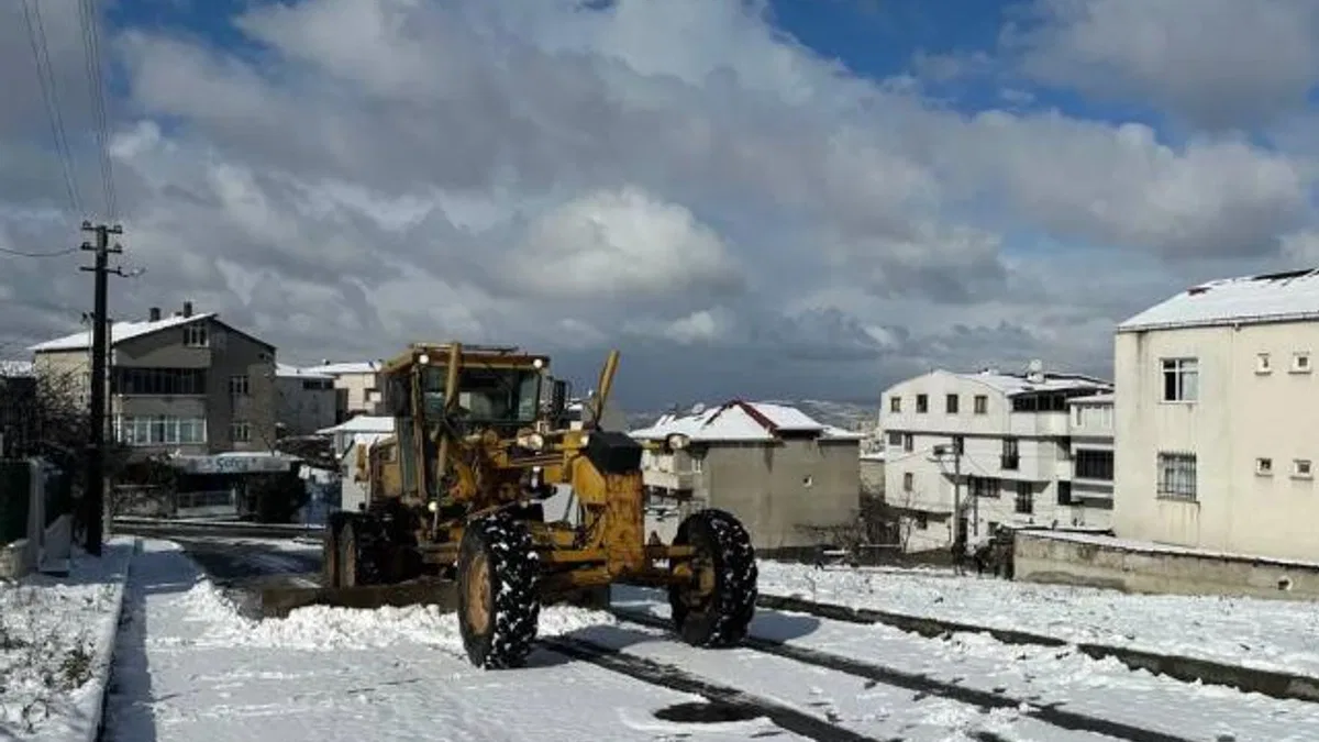 Kocaeli Çayırova'da ekipler kar teyakkuzunda
