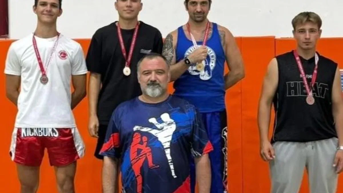 KickBoks'ta Karşıyakalı sporcular altın madalyaları kaptı