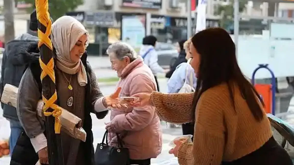 Didim Belediyesi, Regaip Kandili dolayısıyla Didim Merkez Camii önünde vatandaşlara kandil simidi ikramında bulundu