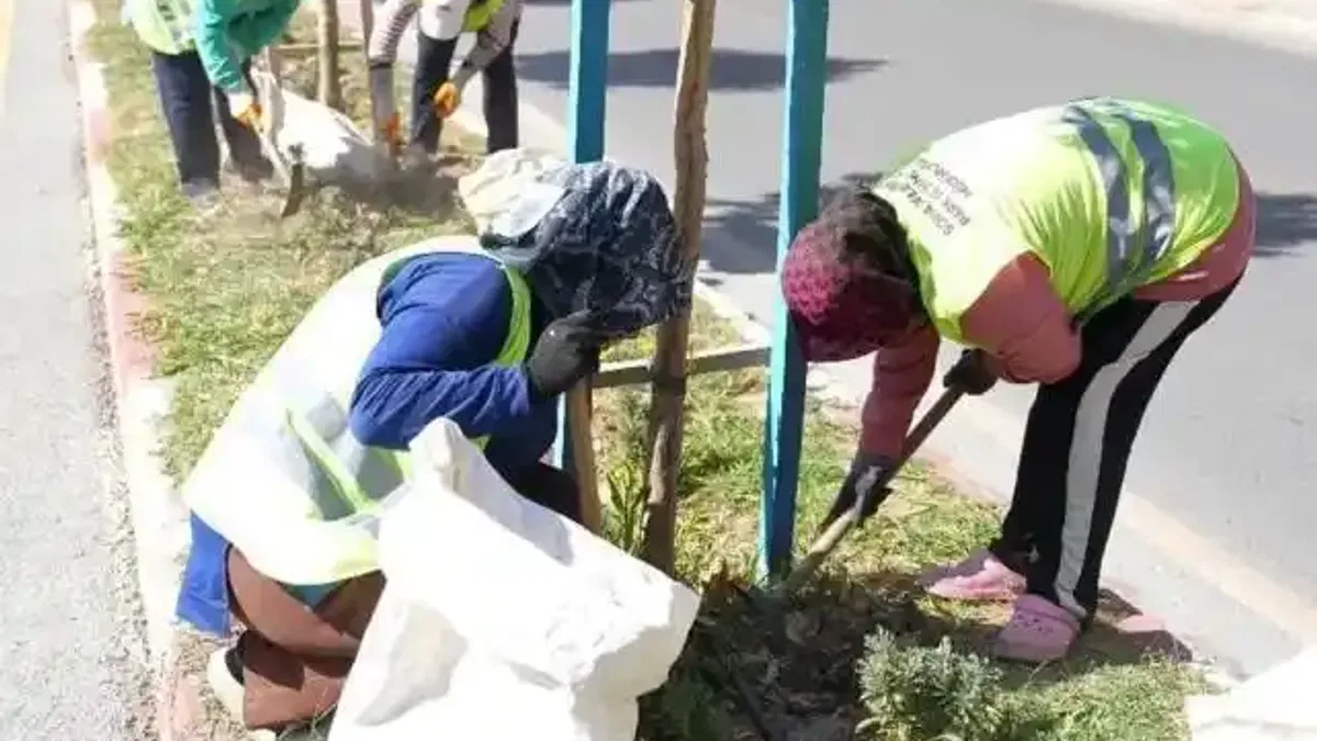 Manisa Soma'nın yolları kadın eliyle şekilleniyor