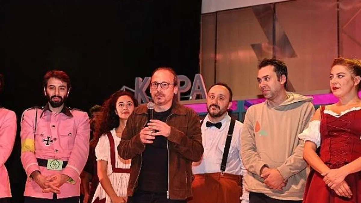 Nilüfer Kent Tiyatrosu "Şvayk" ile sezonu açtı