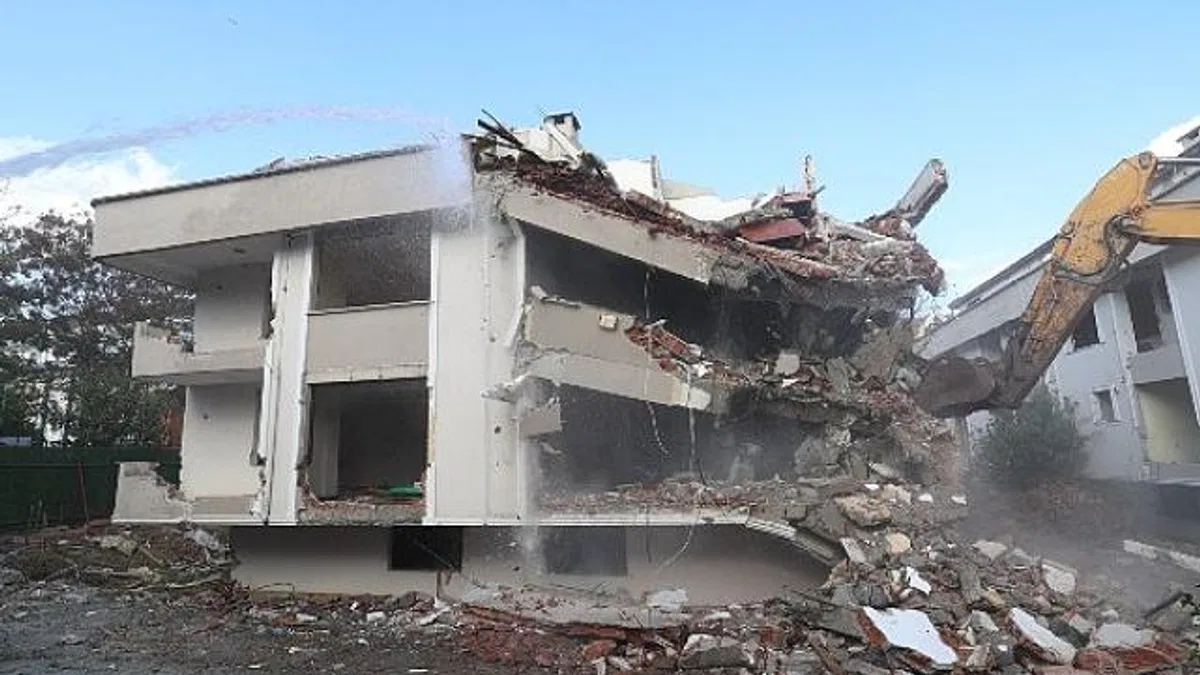 Bakırköy'de riskli binalar güvenli hale geliyor