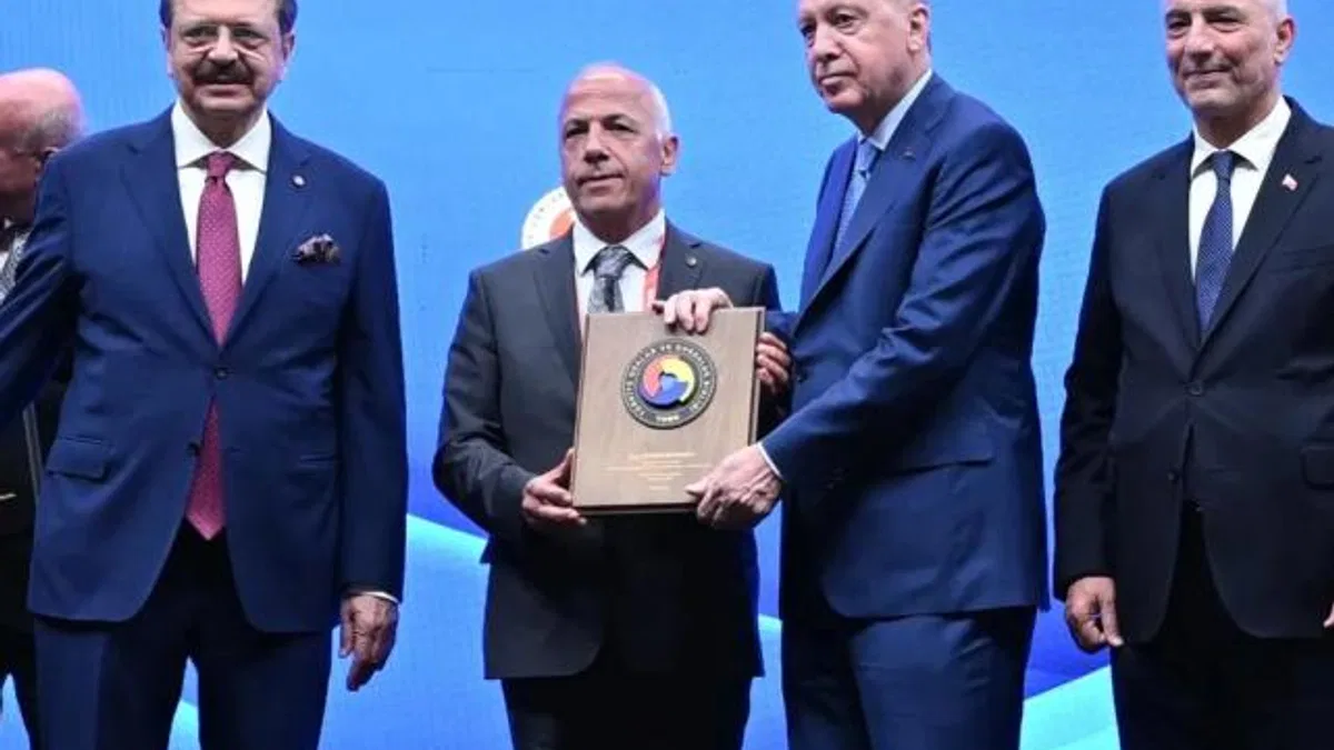 TOBB'dan Artvin Ticaret Borsası Başkanı Akyürek’e hizmet şeref plaketi