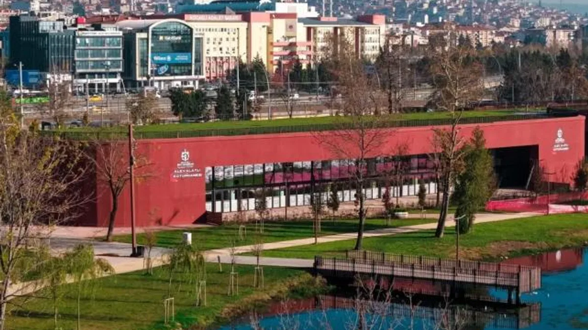 Kocaeli'de göl manzarasında ders ve okuma keyfi
