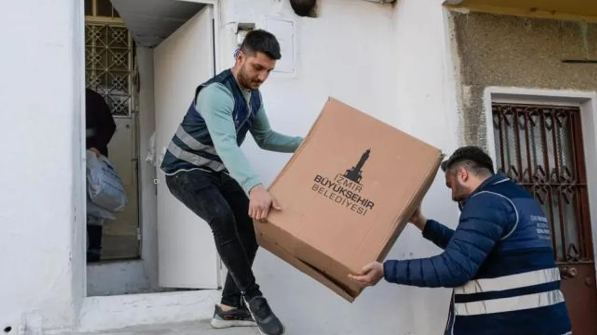 İzmir Büyükşehir'in kış destek paketleri ulaştırılıyor