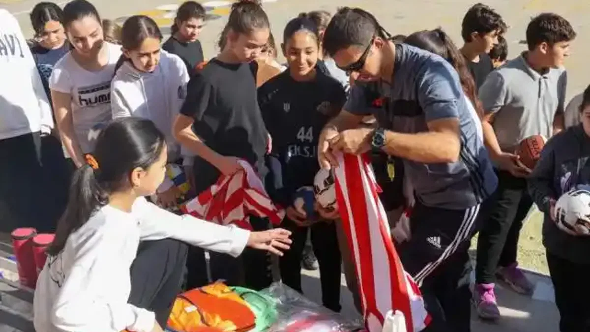 Antalya'da 19 ilçeye spor malzemesi desteği