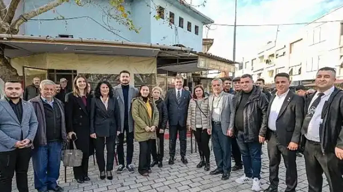 Başkan Tugay, Kınık'ta üreticilere fidan dağıttı "Çiftçimizin yanında olacağız"