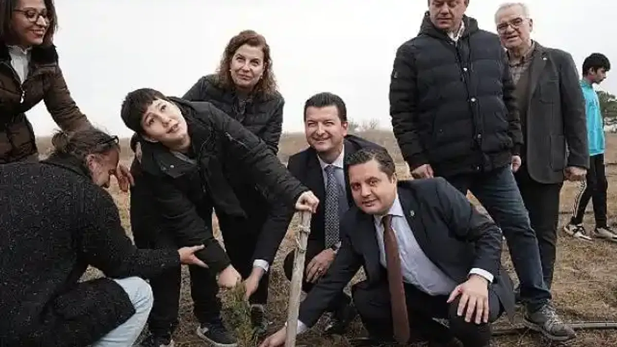 Bin adet fidan öğretmenler için toprakla buluştu