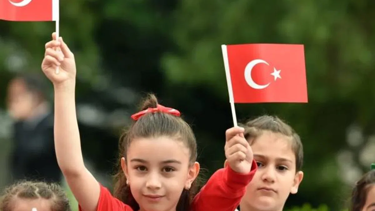 Eğitimde ikinci dönem 'Bayrak Sevgisi' temasıyla başladı