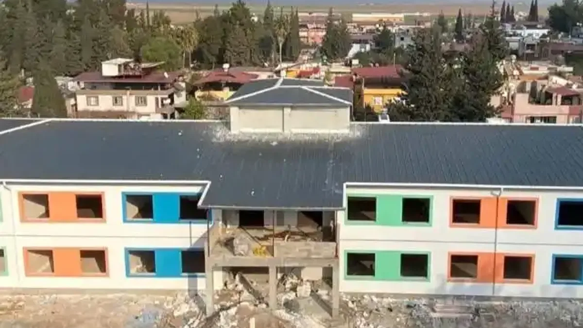 Kocaeli, elini Hatay'dan çekmedi... Hatay’daki okulun kabası bitti, ince işçiliği başladı