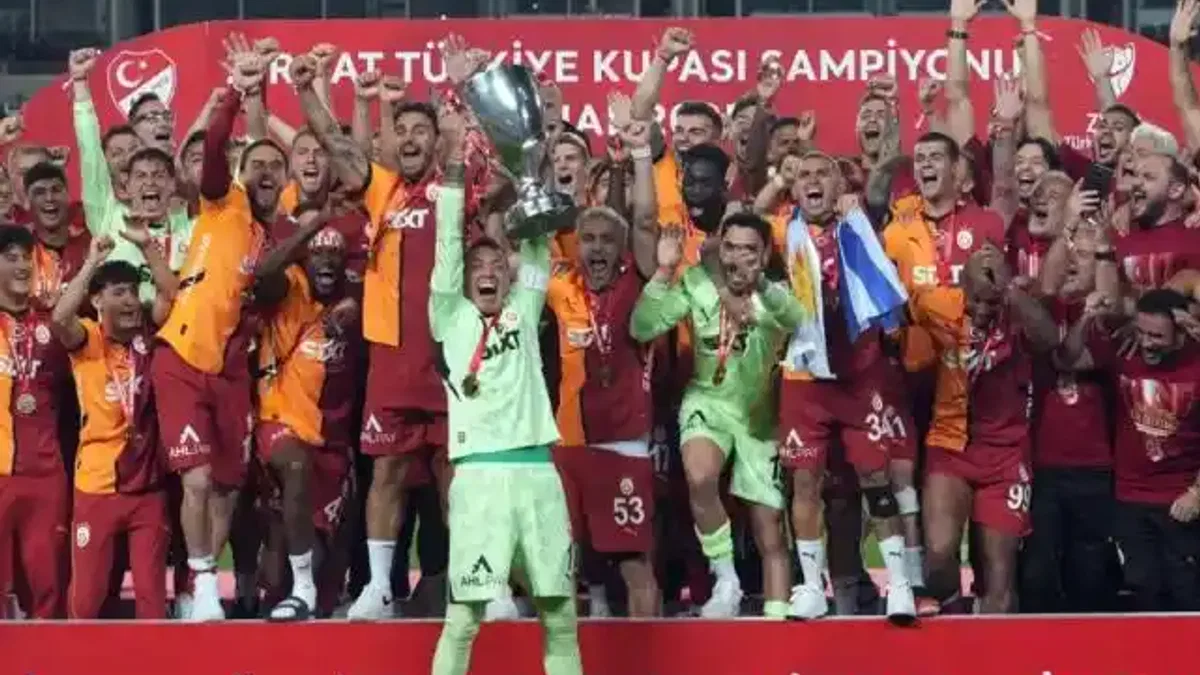 Galatasaray, kupayı coşkuyla kaldırdı!